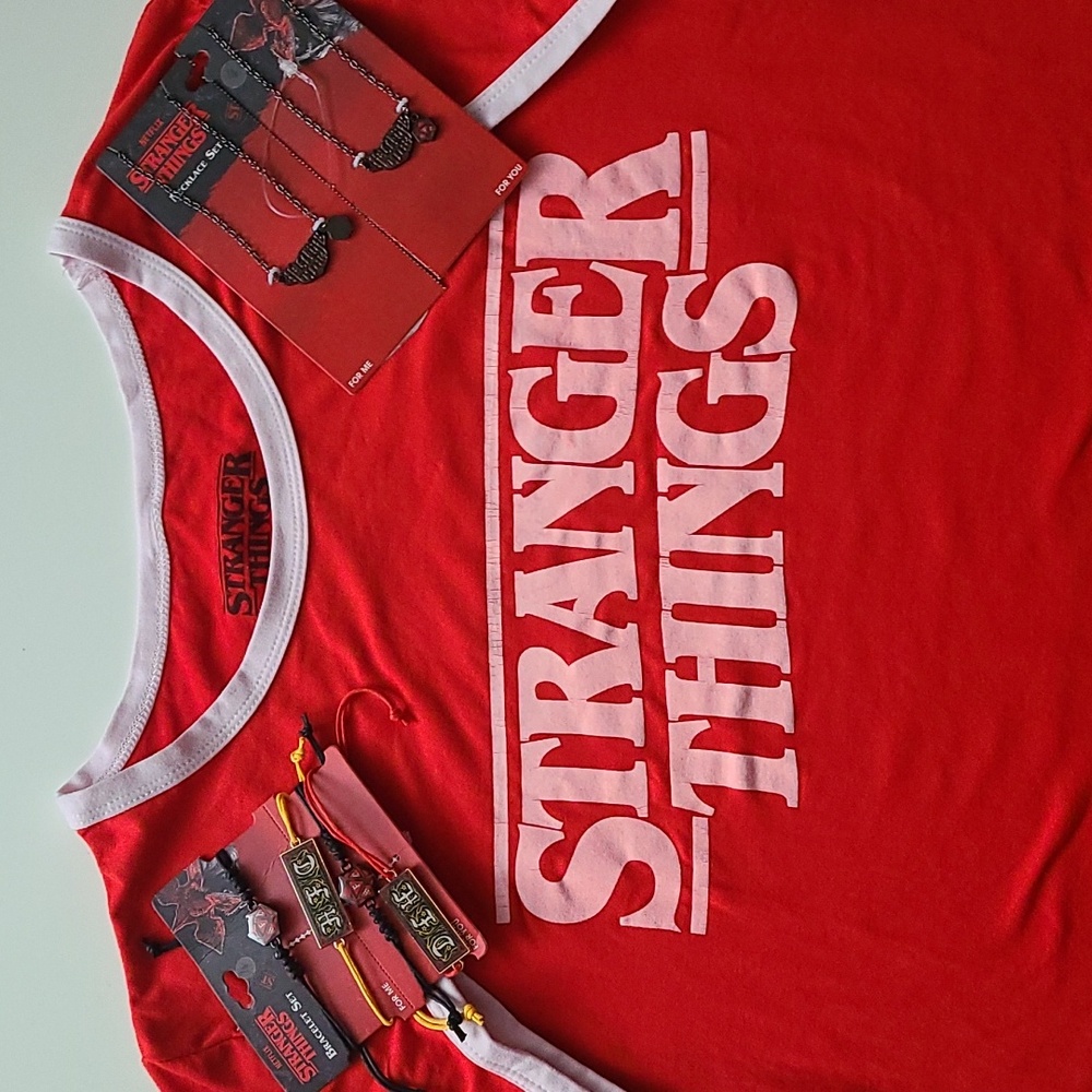Stranger Things Merch T-shirt (L) + bracelets & necklaces (new)